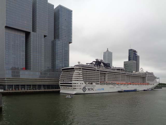 Cruiseschip ms MSC Preziosa van MSC Cruises aan de Cruise Terminal Rotterdam